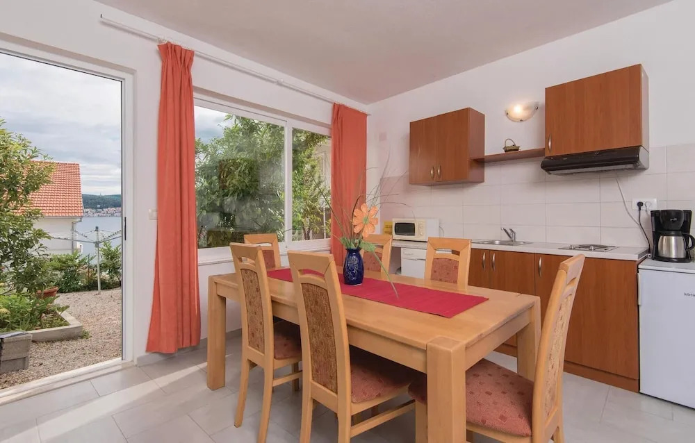 Stunning Home in Kuciste-perna With Wifi and 2 Bedrooms