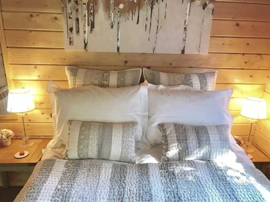 Duck Lodge B&B with Hot Tub
