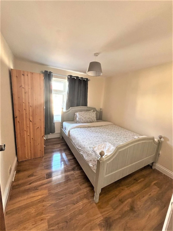 Large & Cozy 5-bed House in a Quiet Dagenham Area