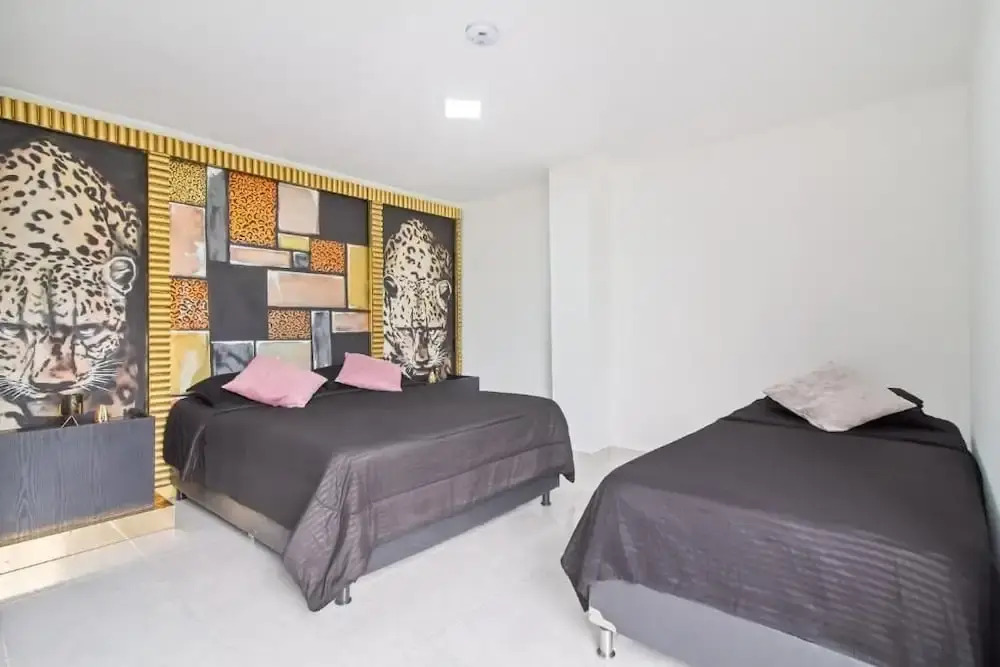 2bedroom with pooltable 1 block -Lleras