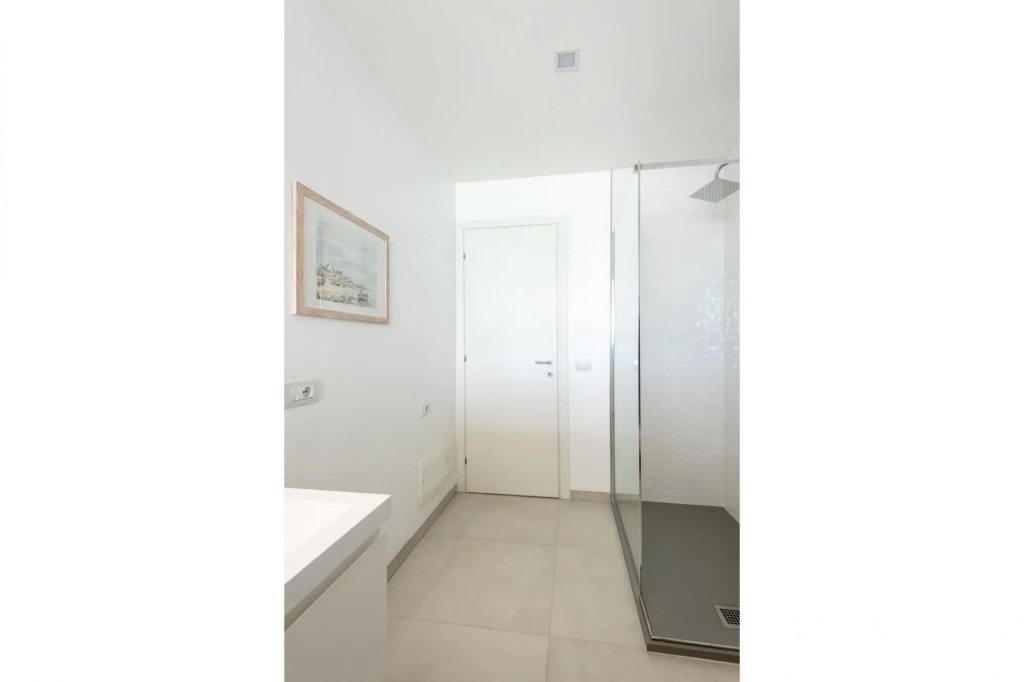 Large room of 40ms with a double bed, an armchair-bed, kitchenette, a bathroom and a private parking-AIRONI 8 MONO