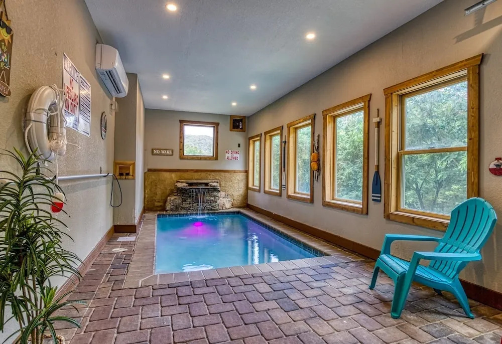 ERN841 - SWEET FEET RETREAT - LOCATION, LOCATION, AND PRIVATE INDOOR POOL! cabin