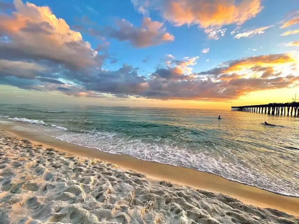 Fall Retreat Condo w Heated Pool Hot tub Pier Pk