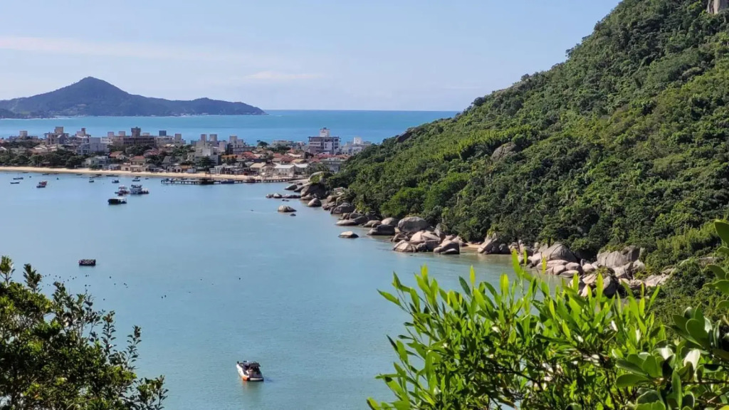 Apto. 2 quartos em Bombinhas (60 m da praia)