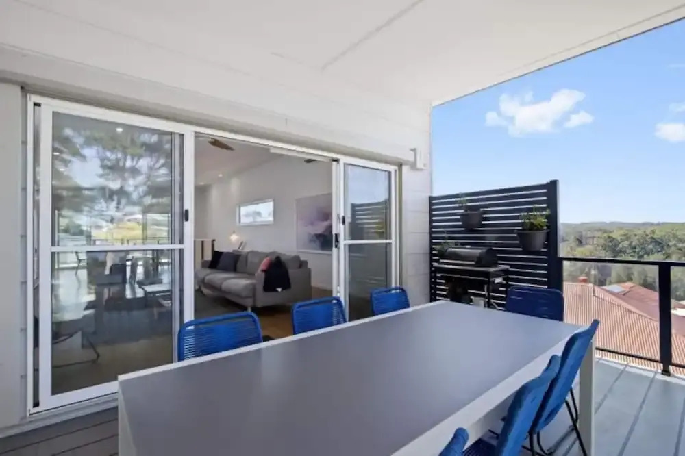 3-bed Coastal Getaway With Direct Beach Access