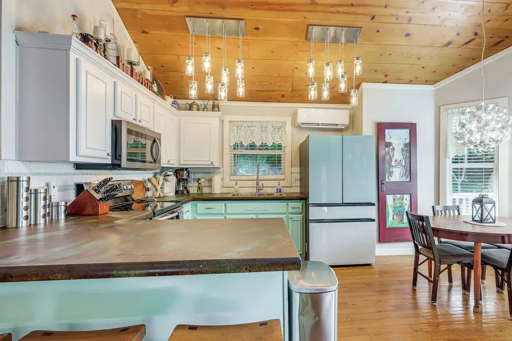 Hot Tub, Fire Pit: Family-friendly Murphy Home