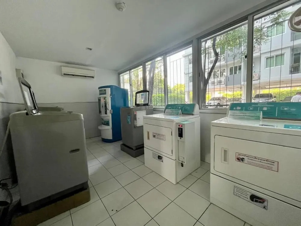 1BR Condo 5 Min to BTS 1000mbps Fiber Wi-fi Great Location