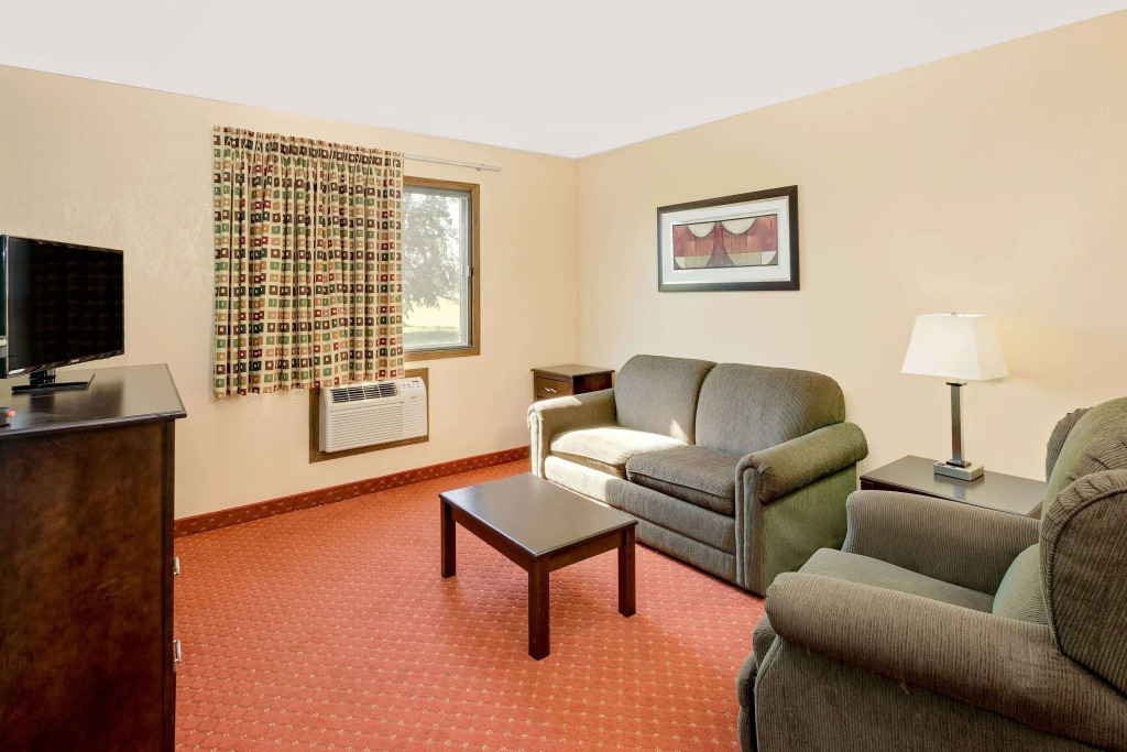 Howard Johnson by Wyndham Waterloo/Cedar Falls