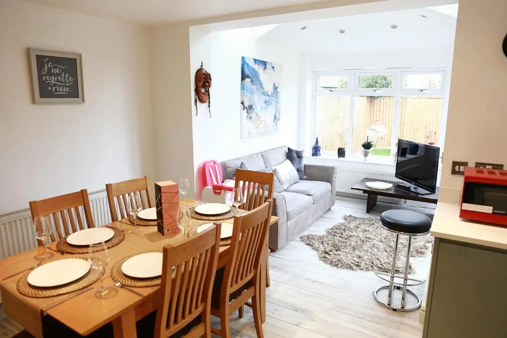 3BR House Sleeps 8 Close to Chester Zoo