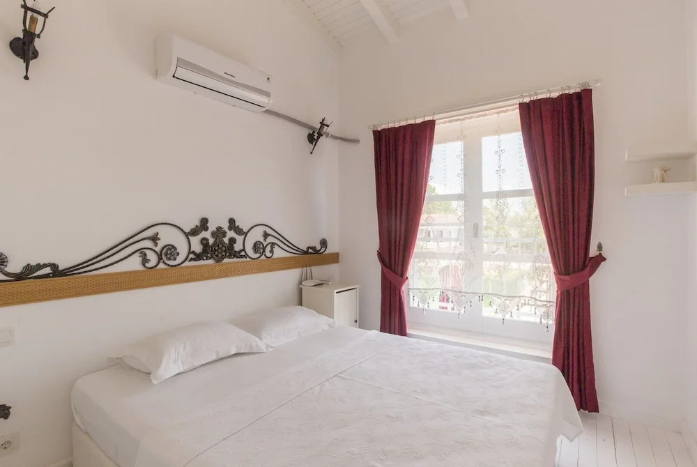 Alaroof Hotel  ( +15 )