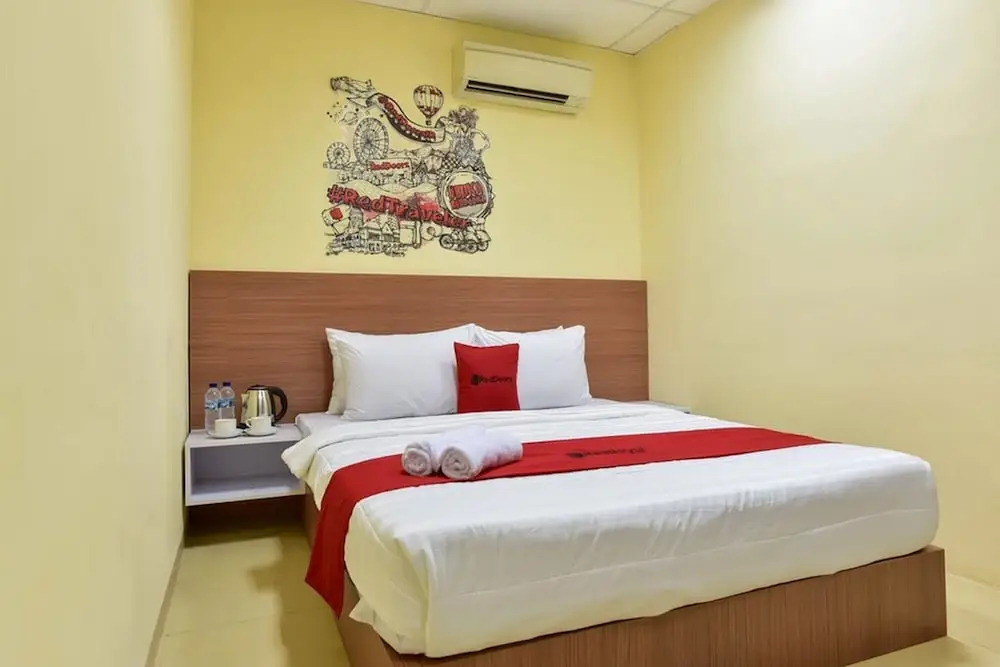 RedDoorz Plus near TIS Square