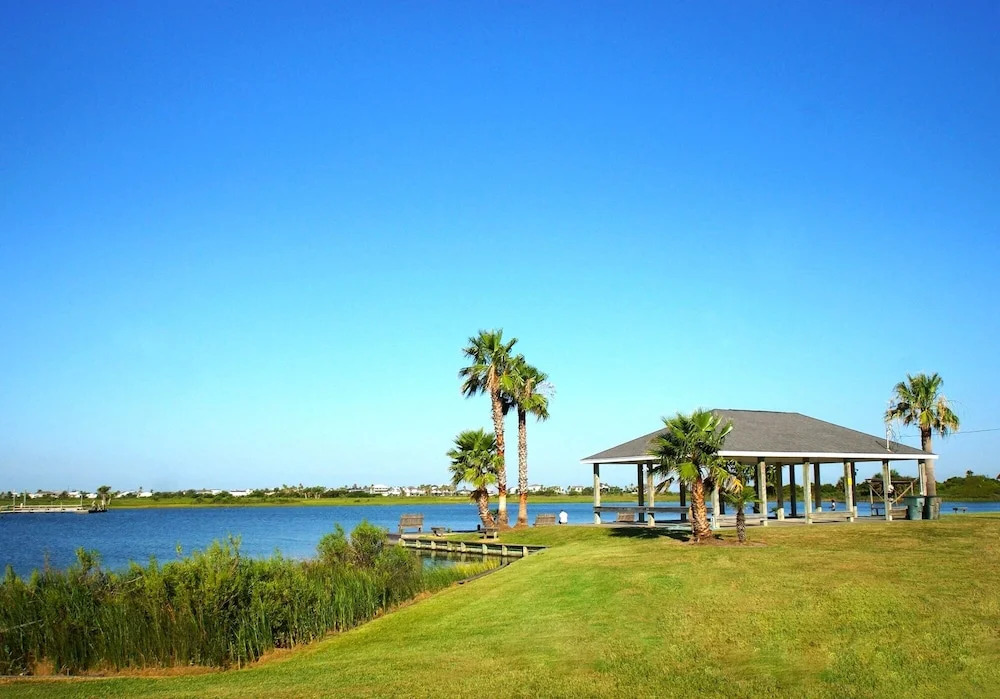 Beachfront Bliss 5 Br Home by RedAwning