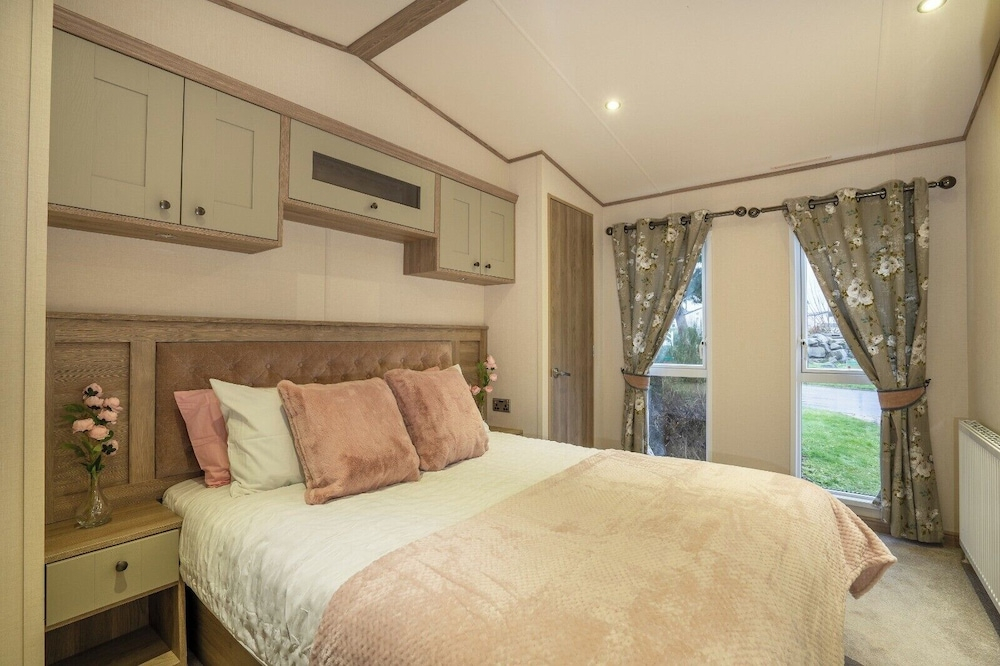 Luxury Family Lodge -sleeps 6 -golf-beach-starlink