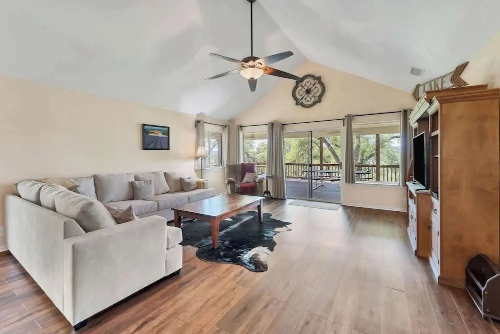Lakeshore Escapes, on Canyon Lake Waterfront
