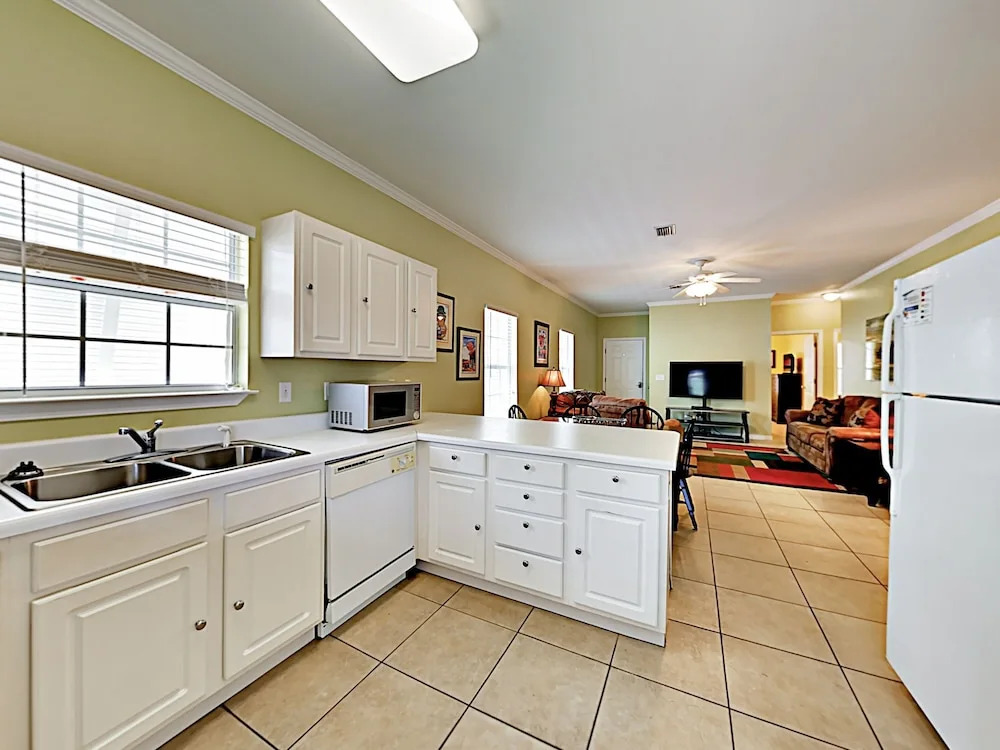 Ranch-style W/ Pool & Screened Patio 3 Bedroom Condo