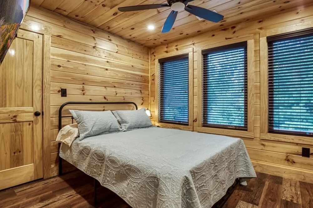 Bear Tracks Lodge 4 Bedroom Cabin by RedAwning