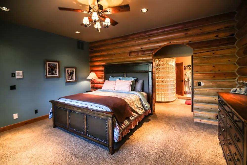 Miracle Lodge - Four Bedroom Cabin with Hot Tub