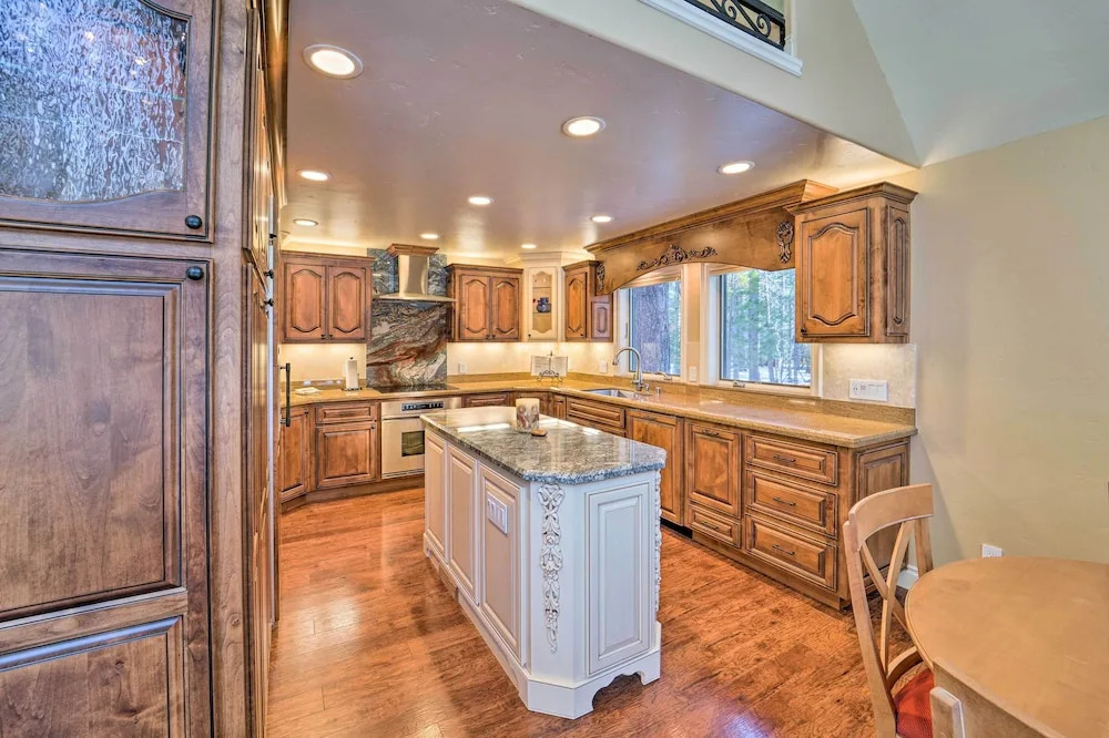 4 Mi to Dtwn Truckee: Tahoe Donner Home w/ Hot Tub