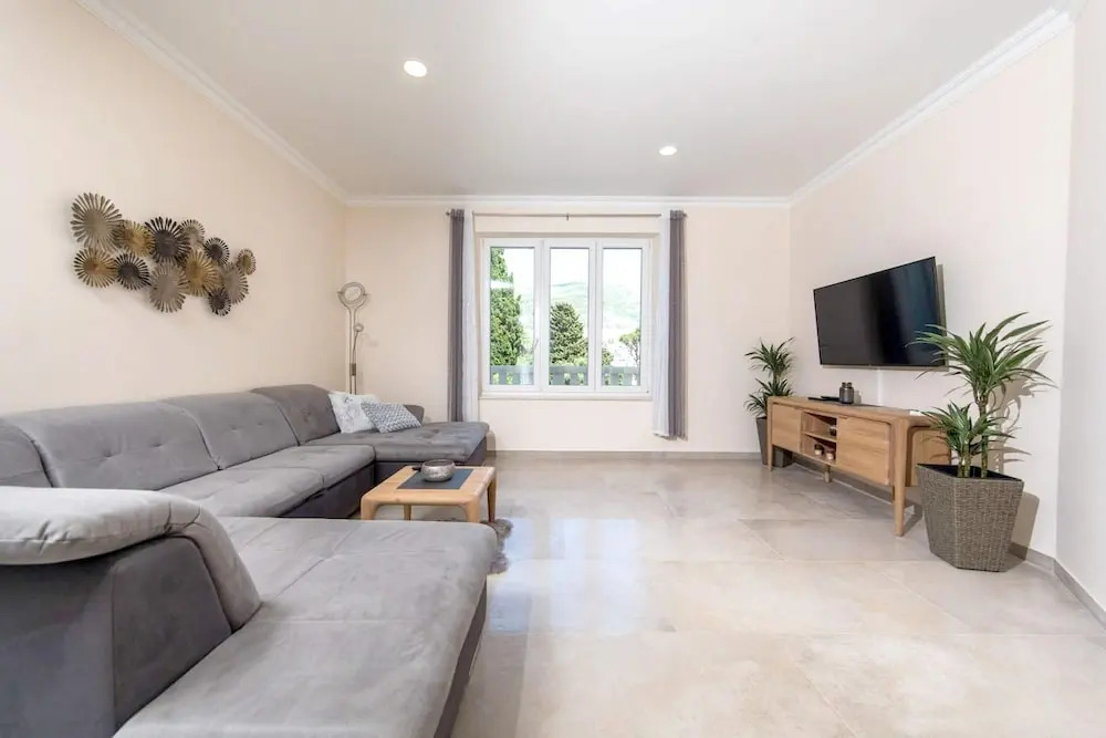 Spacious Villa with Private Pool in Dubrovnik