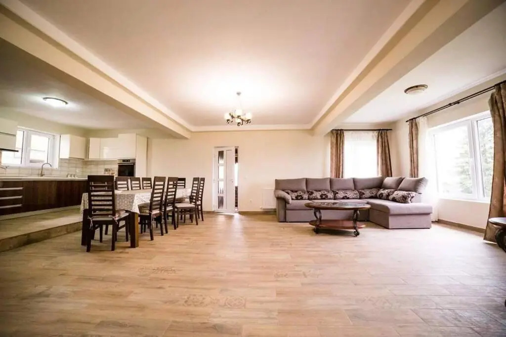 Cheerful 6-bedroom villa with indoor fireplace - price for entire property