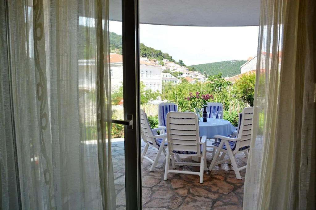 Apartments by the sea Pucisca, Brac - 15381