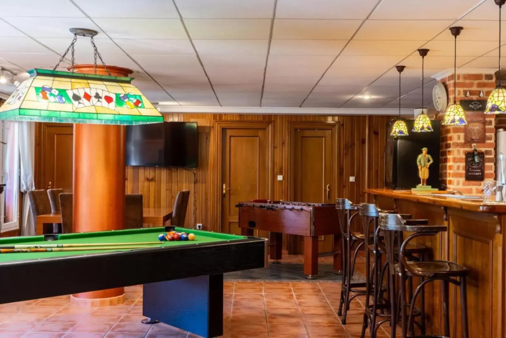 9 Bedroom 5 Star Luxury Villa & Heated Pool for 5 to 28 Guests near Alicante
