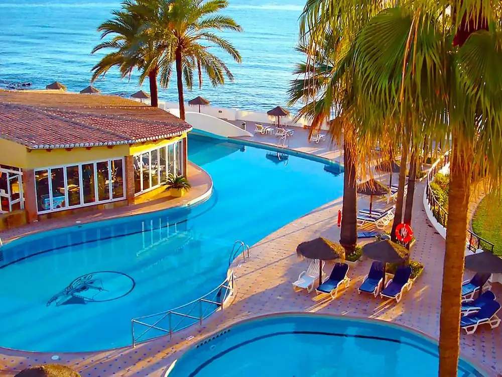 Dona Lola Micaela - fully equiped 1 bedroom ground floor beach front apartment with direct access to the beach of Calahonda CS155