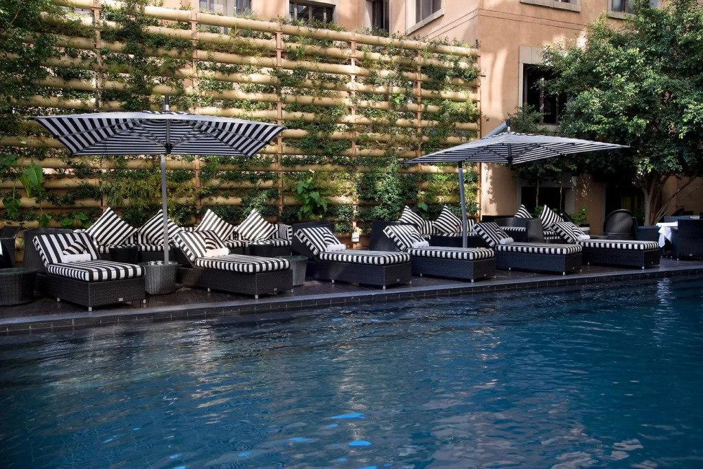 DAVINCI Hotel on Nelson Mandela Square