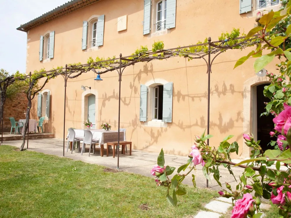Quaint Holiday Home in Rustrel With Swimming Pool