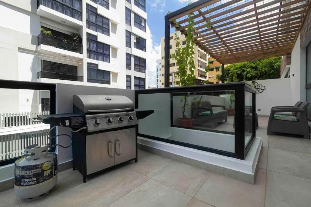 Modern 1BD Downtown+Pool+SmarTVs+BBQ+Gym