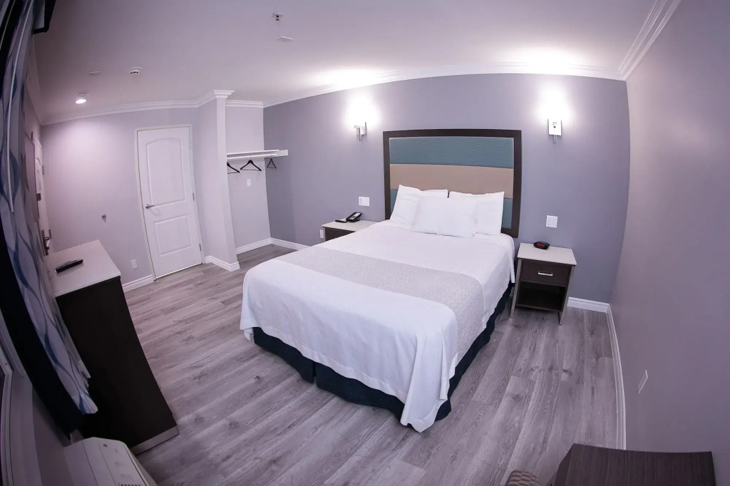 Travelodge Inn & Suites by Wyndham West Covina