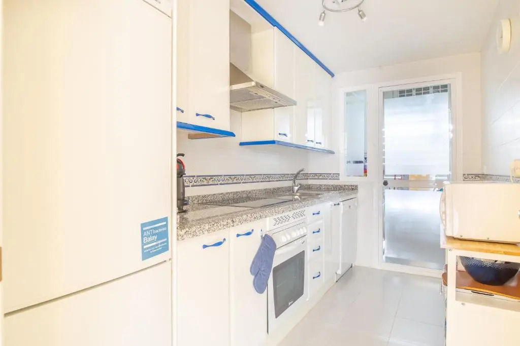 2261-Superb apt on the beach, on Duquesa harbour