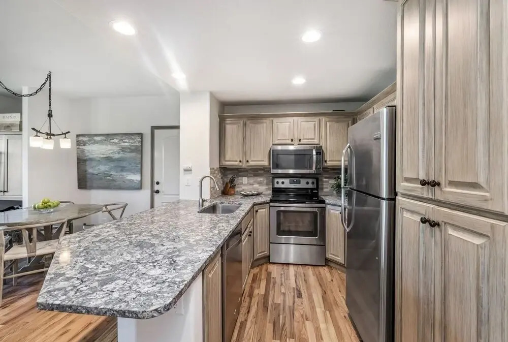 Stunning Renovated 2 Bedroom in Arrowhead Village! Studio Condo