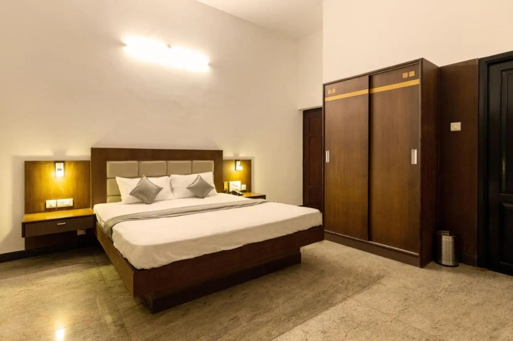Hotel Paramount Suites & Service Apartments