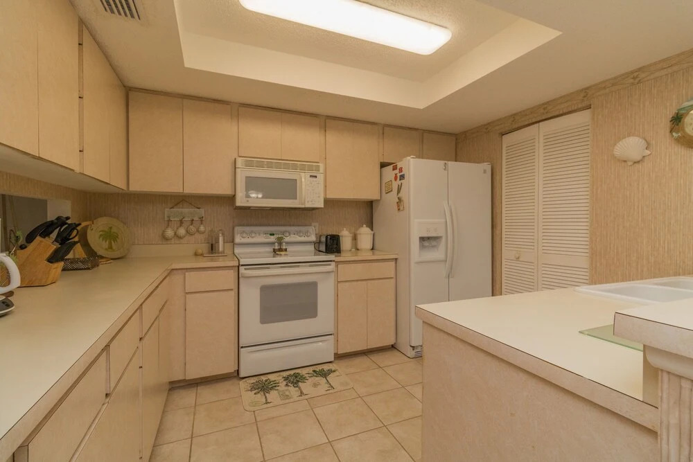 2 Bedroom With Community Pool Close To The Beaches 2 Condo by Redawning