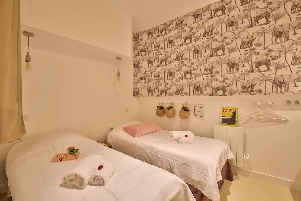 New Stunning 4 Bdrs Apt, With AC – Le Marais