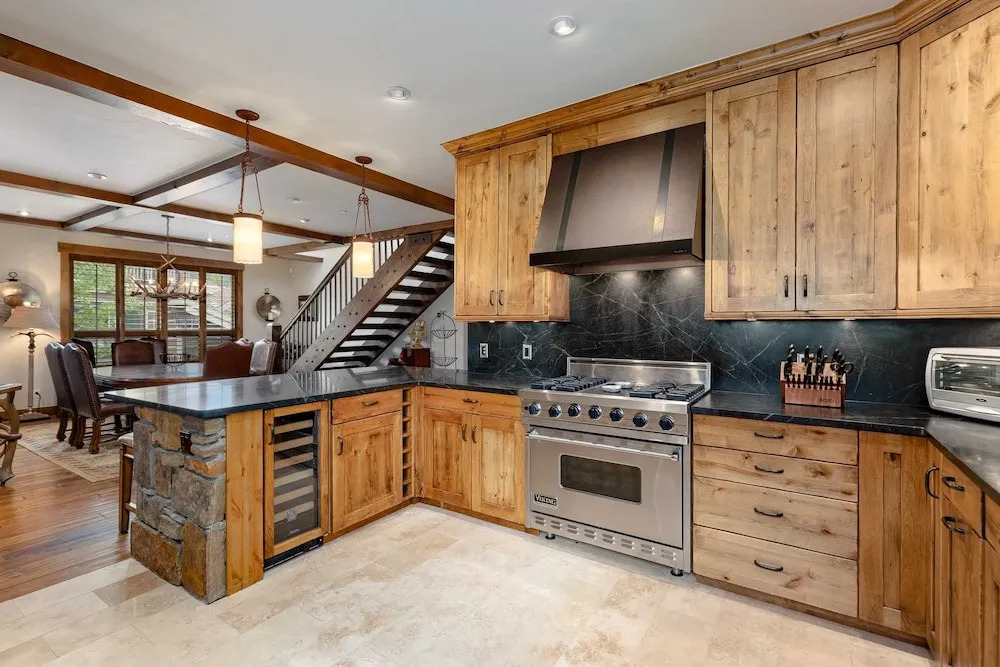 Amazing Pet-Friendly Executive Home, Ski-In Walk-Out - LR884 by Redawning