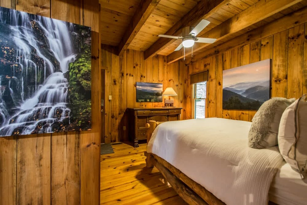 Epic 1BR Cabin w Outdoor Fireplace 5 Min to Town
