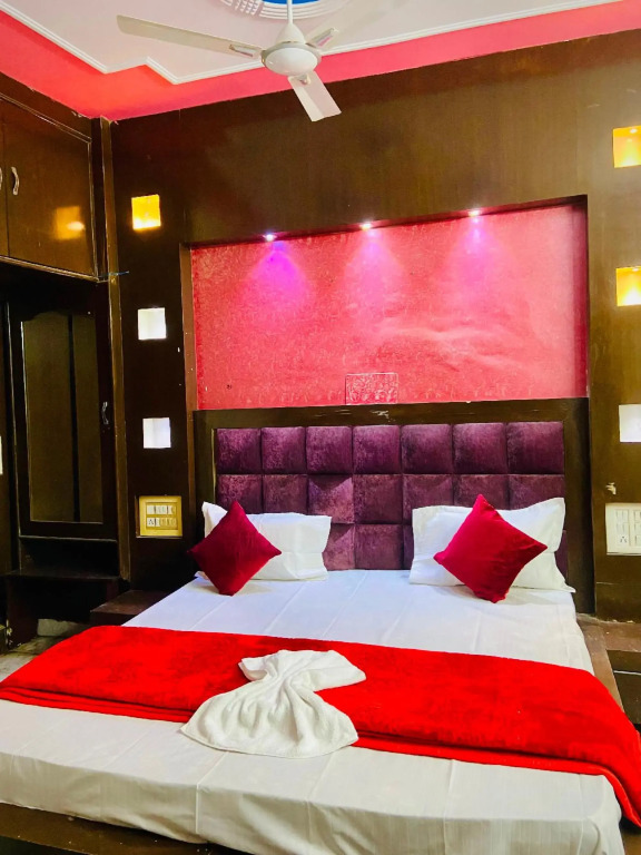 OYO Home 70156 Hotel Red Heart