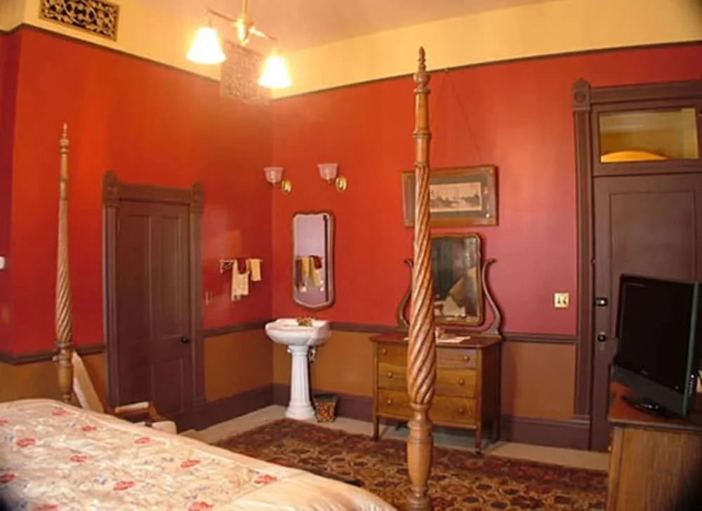 Martin & Mason Hotel