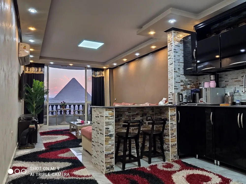 Hk pyramids inn