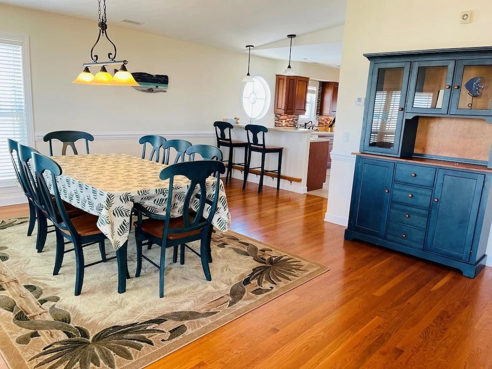 Holden' A Full House 4 Bedroom Home by RedAwning