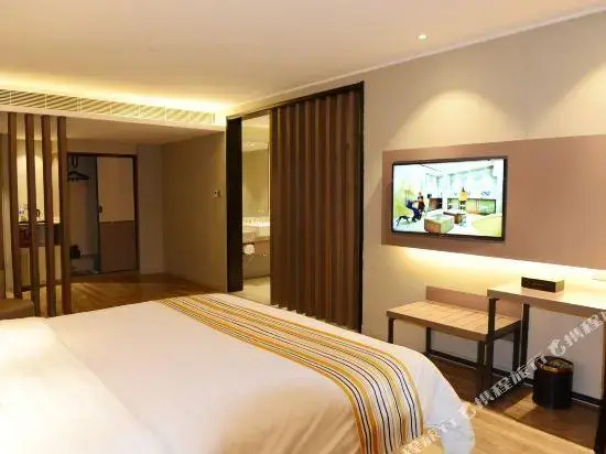 Home Inn Plus (Kunming South High-speed Railway Station Chunrong Street Metro Station)