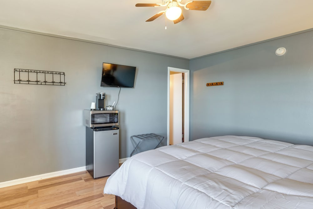 Unit 7: Bagnell Strip Adventure Hub, Patio & Views