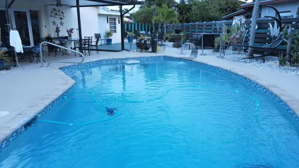 JUNGLE TO BEACH 4 R 3 BR Family and Pet Heated pool N Airport N Beach N Hard Rock