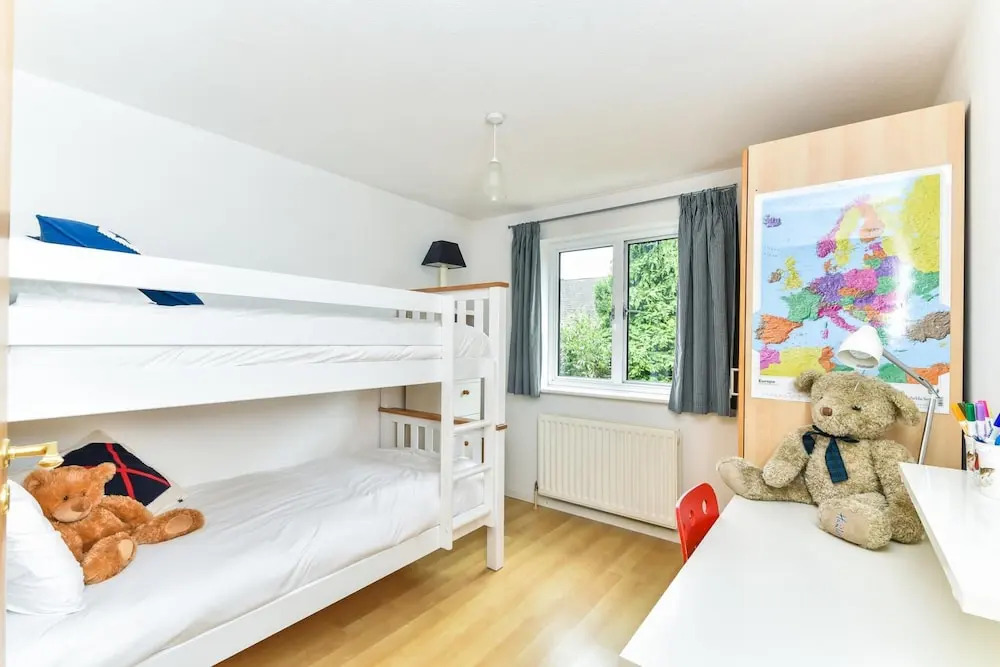 Modern 4 Bedroom Terraced House by the Thames!