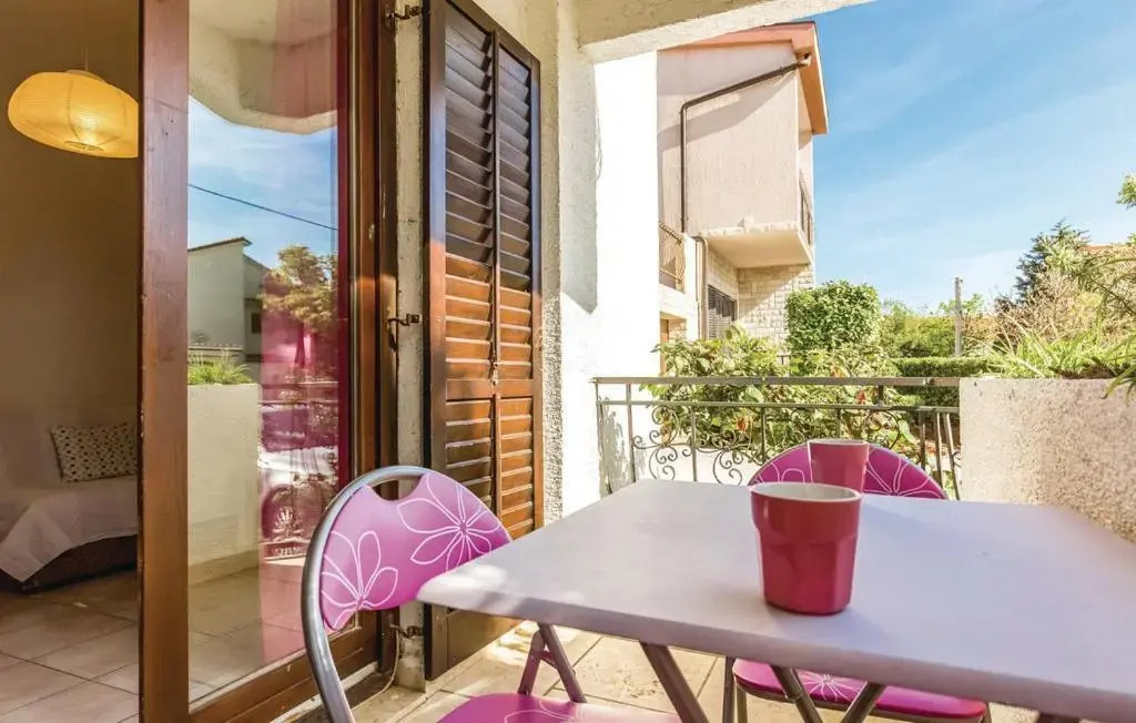 Three-Bedroom Apartment Jadranovo with an Outdoor Swimming Pool 08