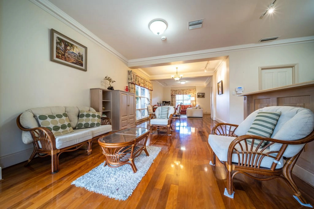 Glenelg Beach Stylish 2 Story Townhouse Sea View