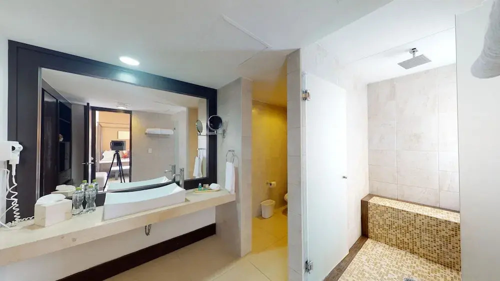 Aldea Thai 221 By Lockey