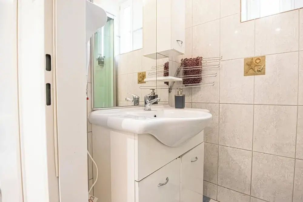Spacious 1BR Apt Near Danube